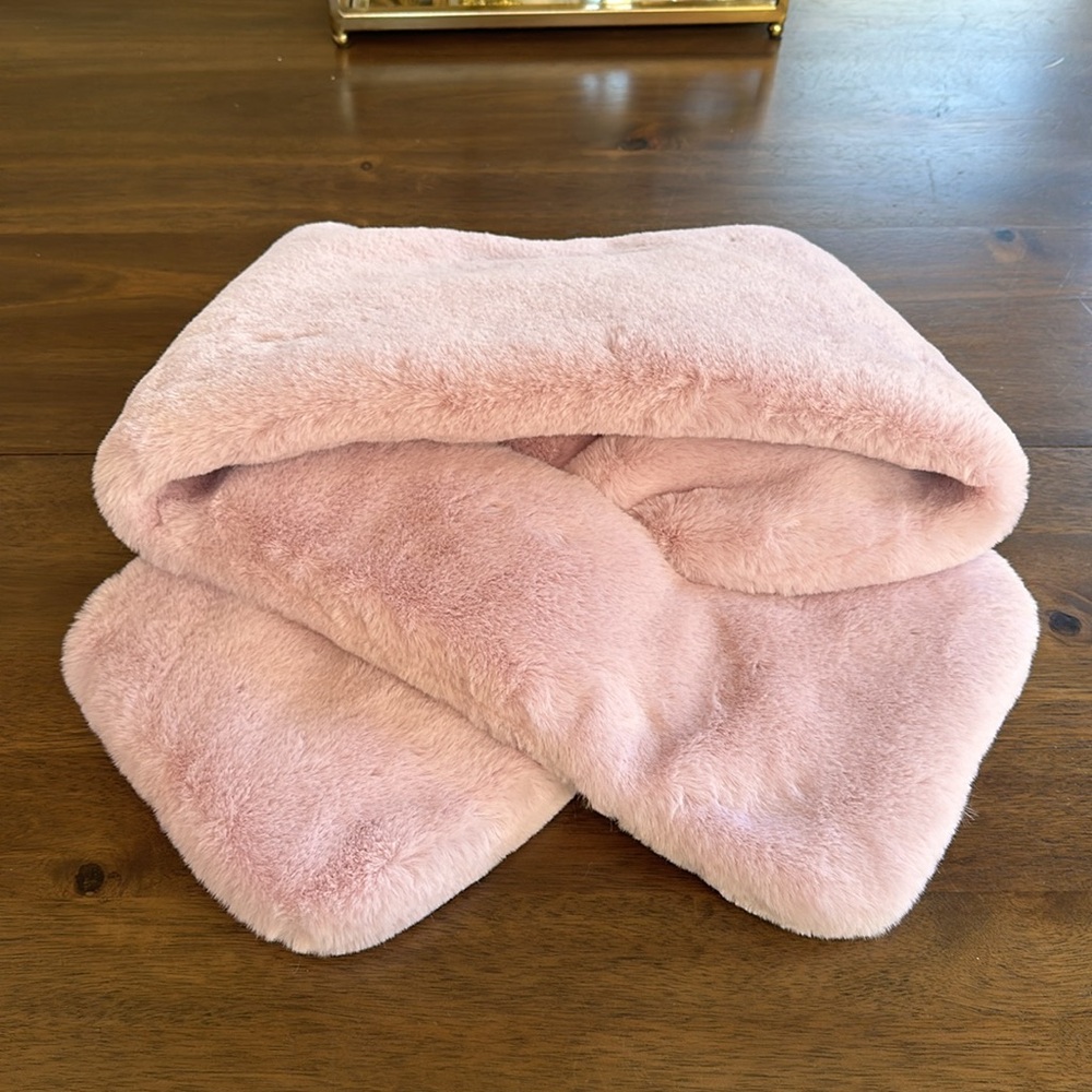 NWOT UGG women’s faux fur pull thru scarf.